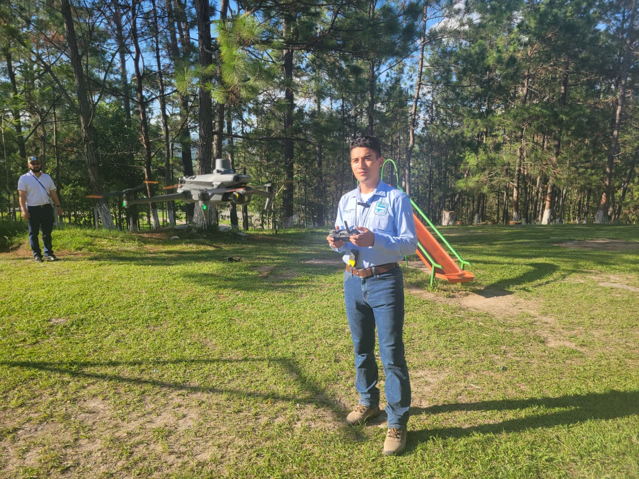Integrante de ForeSIG operando un dron en una zona forestal