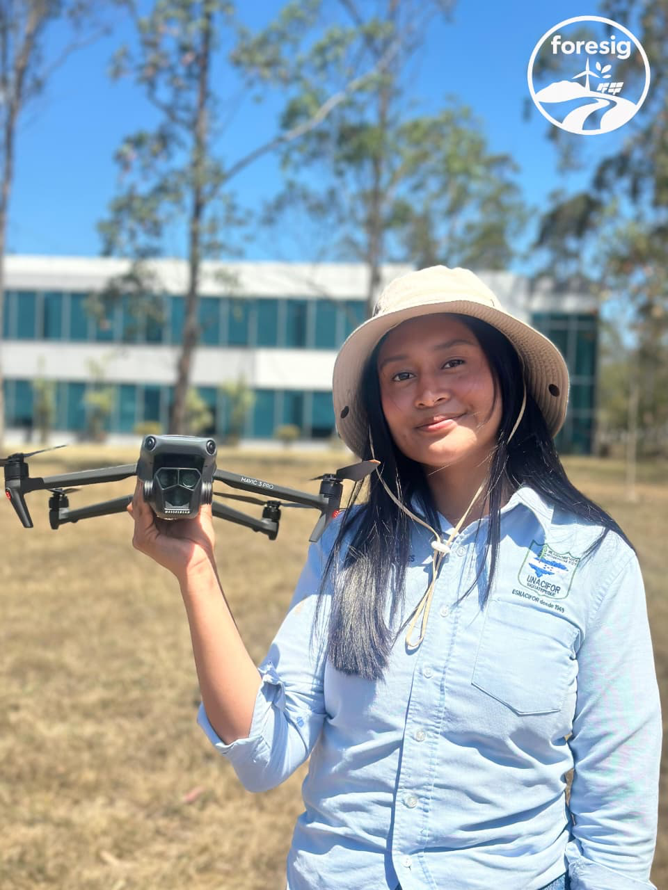 Estudiante de ForeSIG mostrando un dron durante una práctica de campo