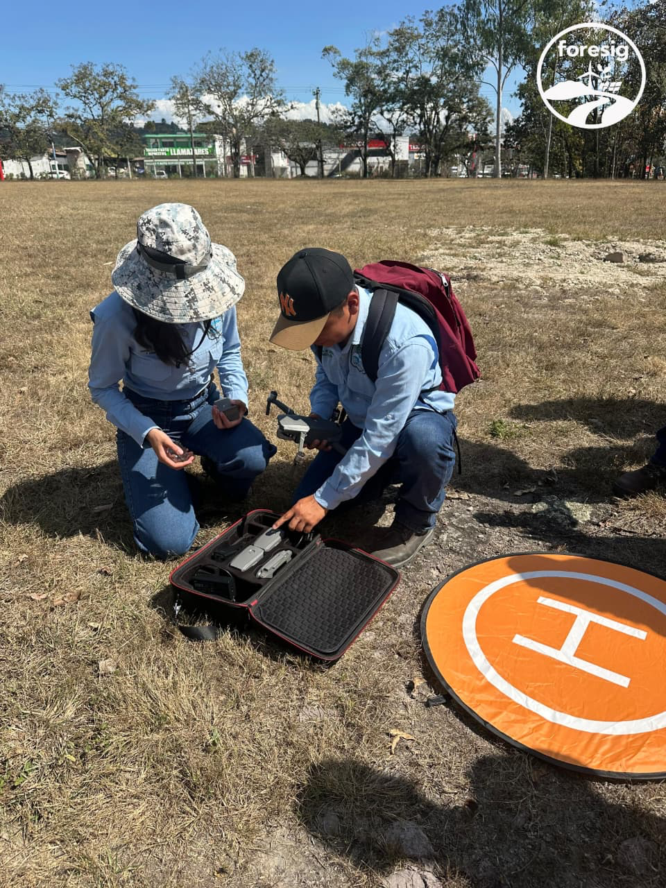 Integrantes de ForeSIG preparando un dron y su área de aterrizaje