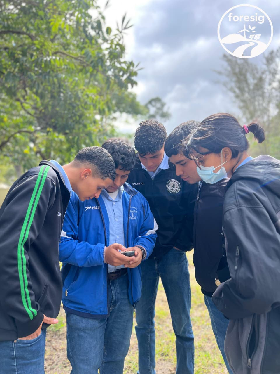 Grupo de estudiantes revisando información durante una jornada de campo