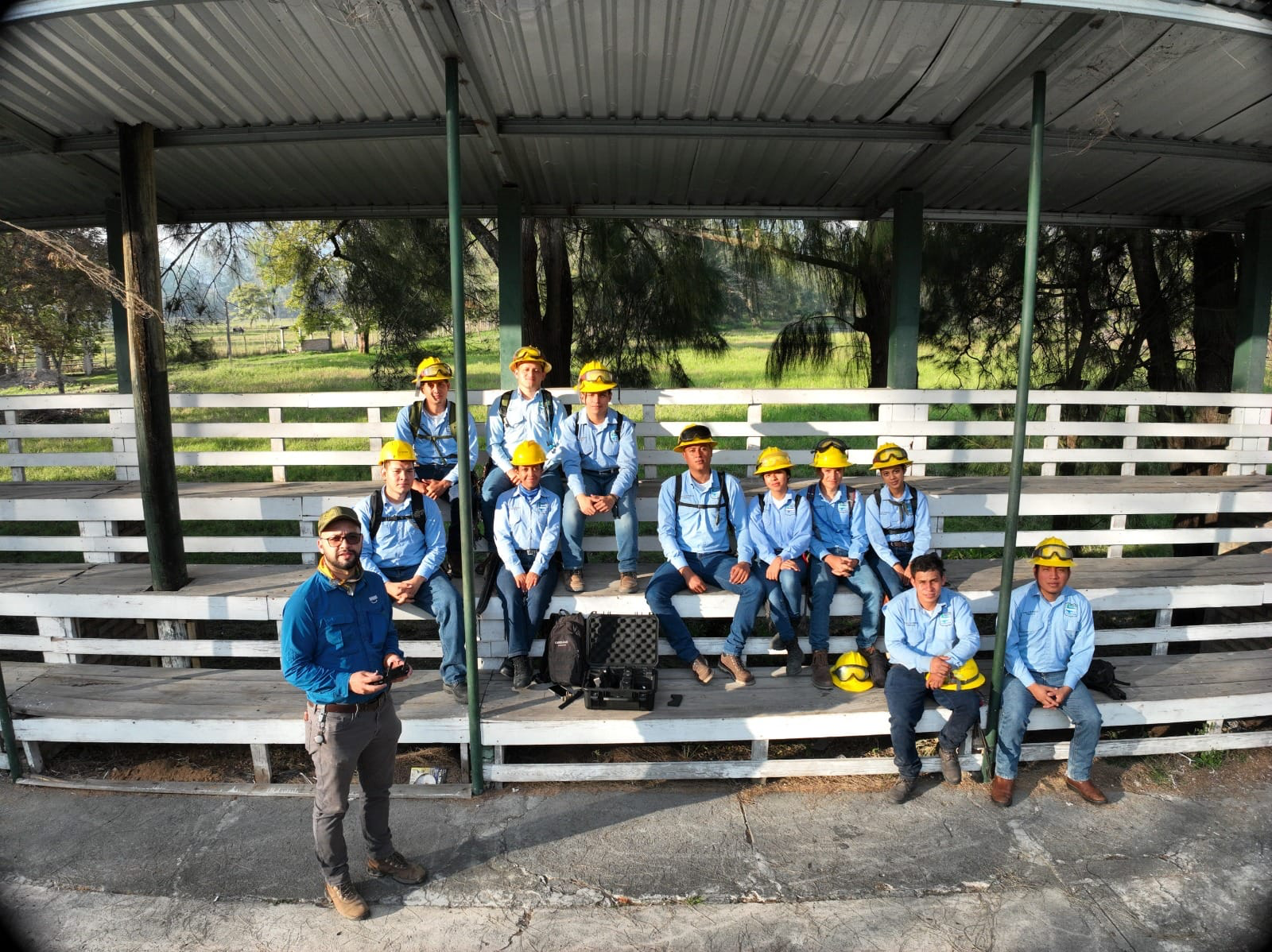 Equipo de ForeSIG con equipo de seguridad durante una jornada de campo