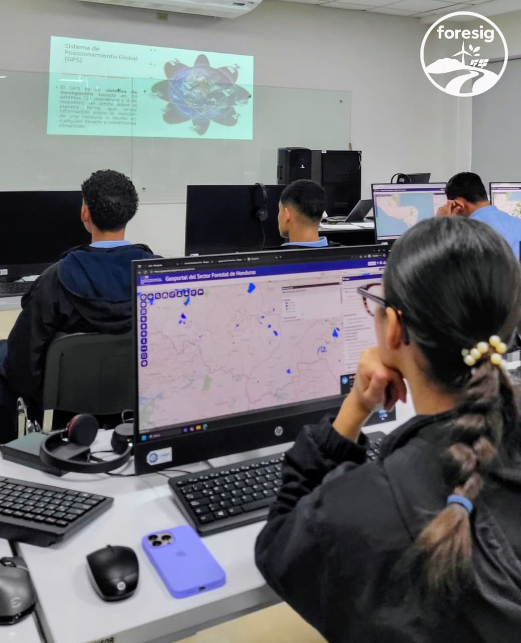 Estudiantes durante una capacitación práctica en sistemas de información geográfica